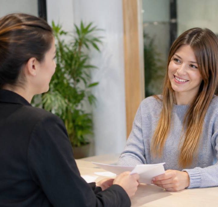 Accueil relation clients et usagers bac pro : métiers, compétences et débouchés