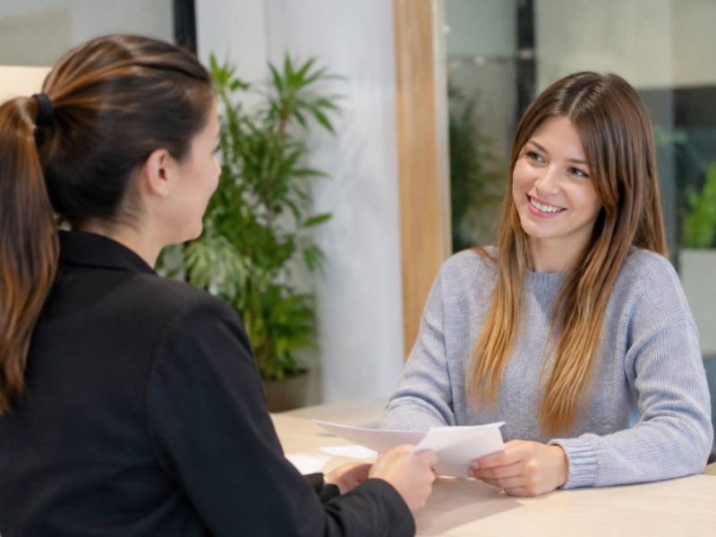 Accueil relation clients et usagers bac pro : métiers, compétences et débouchés