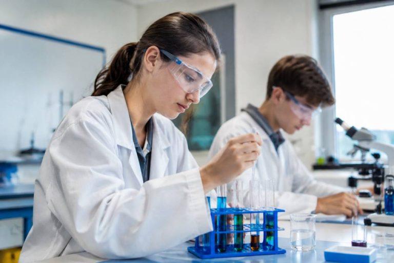 1re STL : programme, matières et débouchés après la première année de lycée technologique