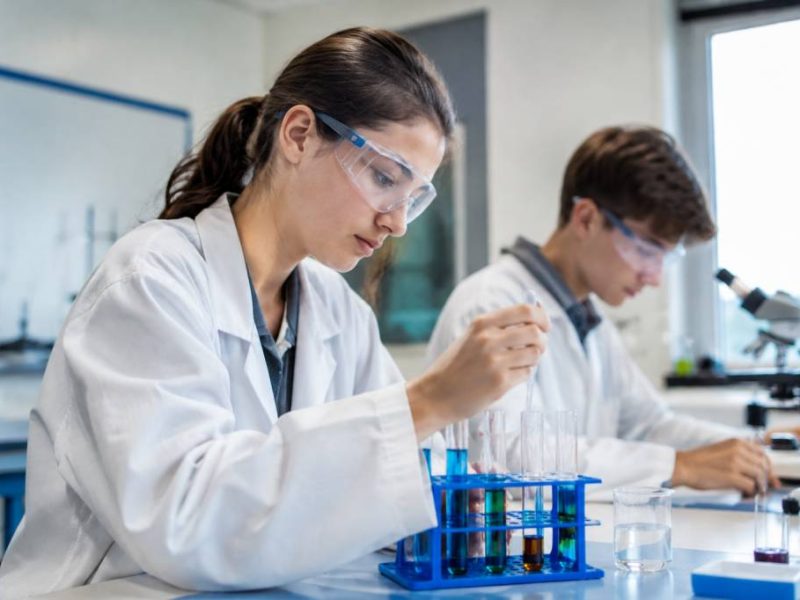 1re STL : programme, matières et débouchés après la première année de lycée technologique